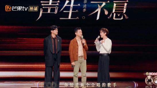 瞳孔凝固后嘴角微扬，欲言又止藏赞许？庾澄庆看何炅的眼神，为何让人一品再品？