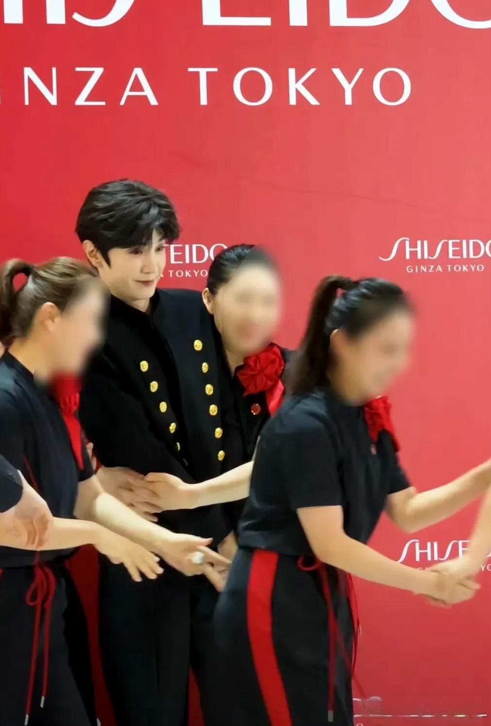 陈哲远活动现场被柜姐强抱，男孩子出门在外要保护好自己[捂脸]
可能是太喜欢陈哲远