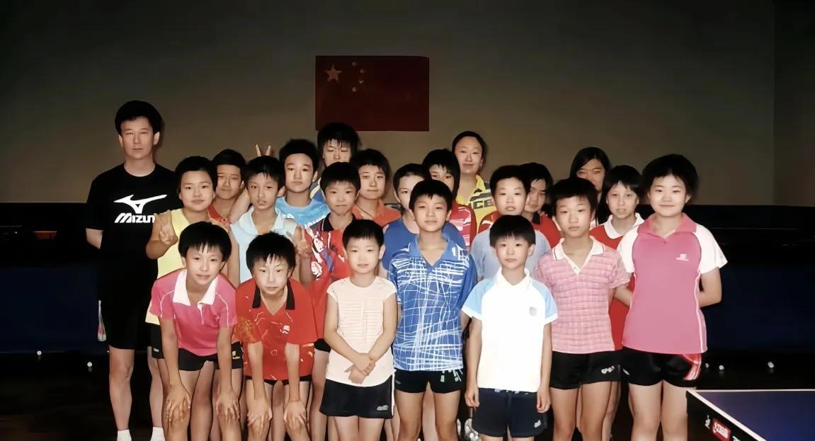 哎呀妈呀
莎莎这领导范
小时候就有了
看看一群孩子
各种姿势
唯独莎莎这个小不点