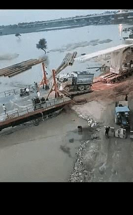 这好像是往船上运东西，也许这东西的重量也太重了，重心也太高了，船的吃水线稍微发生