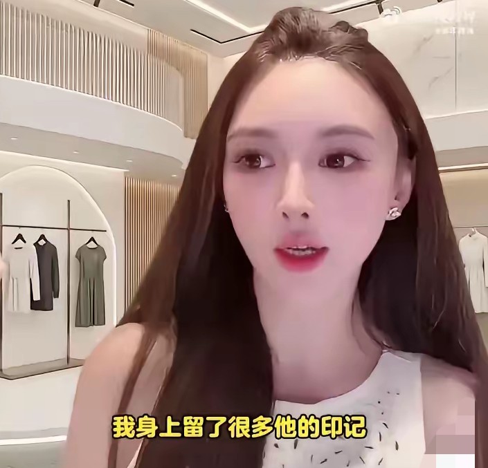 怀孕满月，人走茶凉。
黄晓明连月子都没陪完。
叶珂直播亲口爆料：孩子刚落地，爸爸