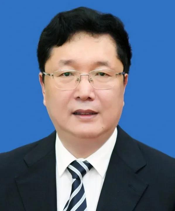 王旭东，1965年生于江苏射阳，16岁时即1981年参加高考考上中专，就读于江苏