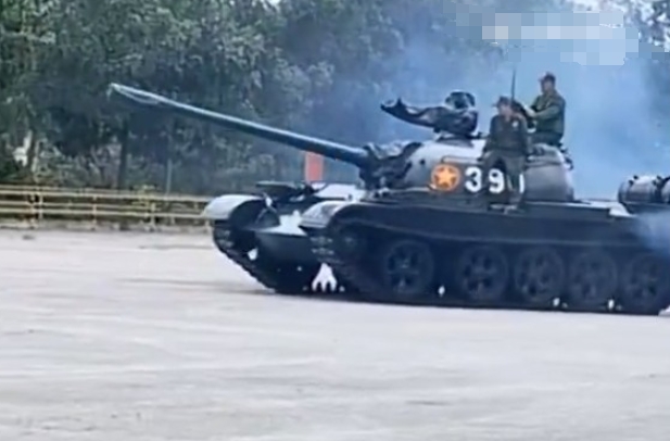 越军装甲部队机械师修复两大国宝参加越南庆祝祖国统一50周年阅兵式，这两大国宝分别