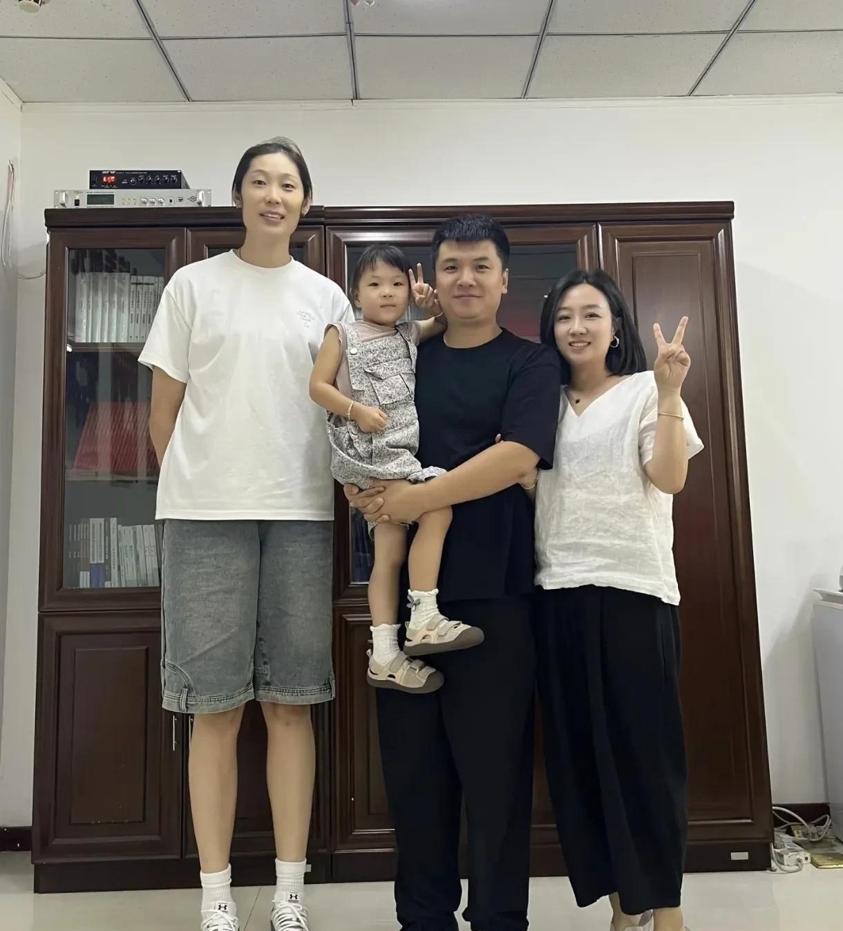 一位山西博主昨日发布全家人与朱婷的合影，“今天有幸与朱婷合影”，还表示朱婷很随和