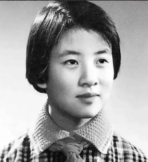 2017年12月，黄帅静静地离开了人世，没有留下只言片语，她把一切都交给了时间，