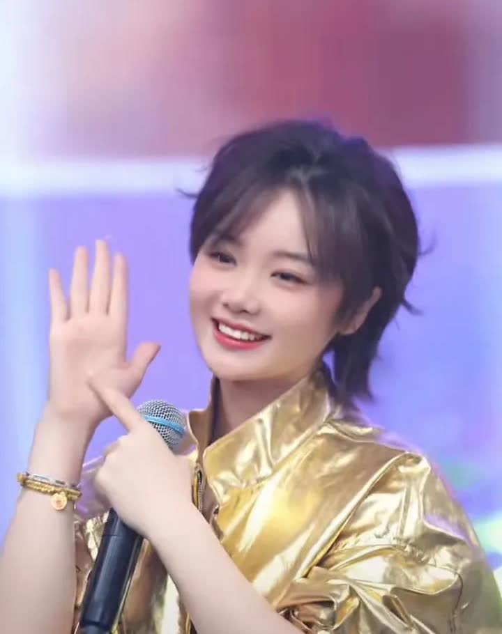 女三斤生日活动今天中午12点正式举办，三斤生日庆典排场大，场地布置豪华壮观，舞美
