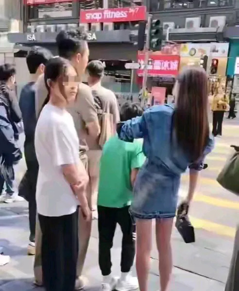 小玥儿照片引网友担忧











天哪，看到小玥儿的近照，我心都揪起来