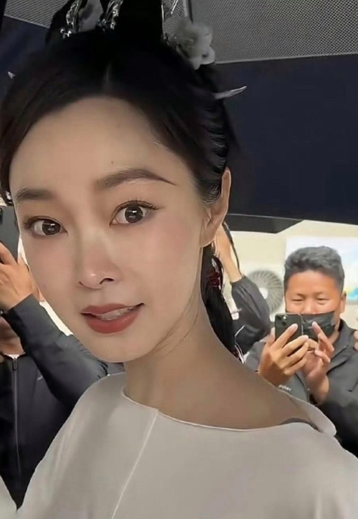 宋轶生图绝了！虽说毛孔清晰可见，但那脸是真白，状态也太让人羡慕了！