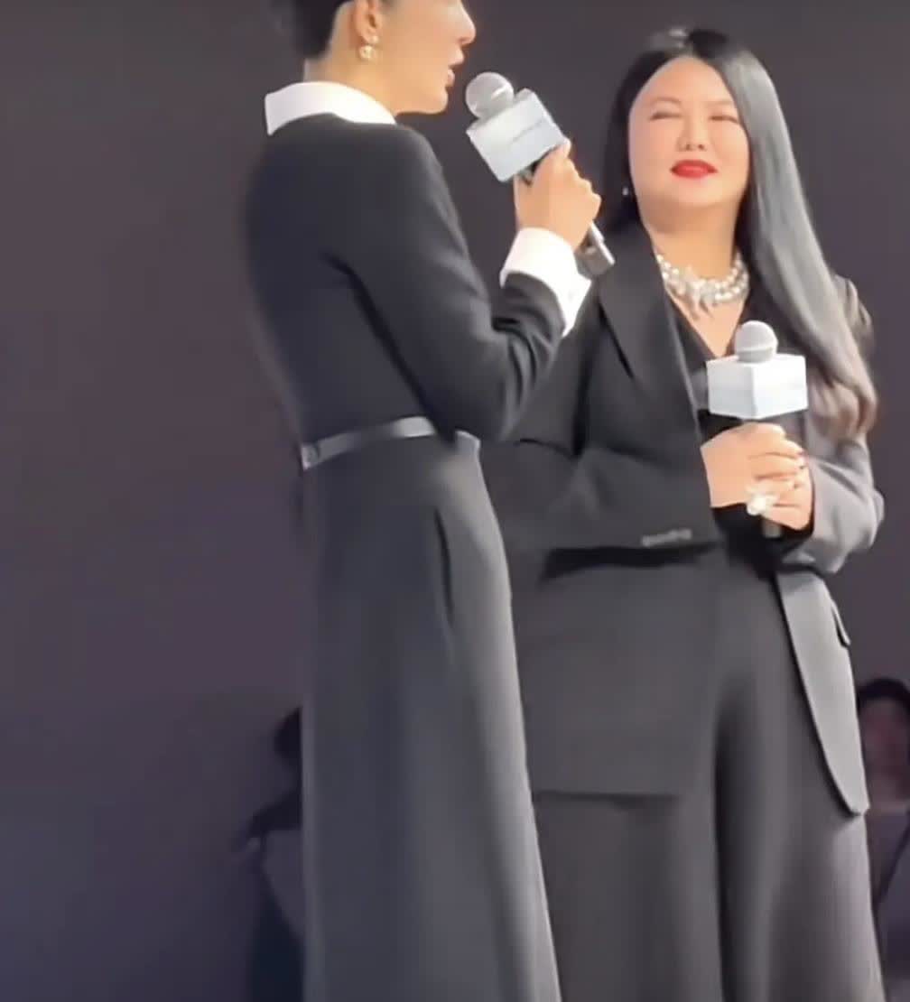 我觉得，李湘现在最应该做的事情就是，

拿起手机给杨天真打电话。

李湘
