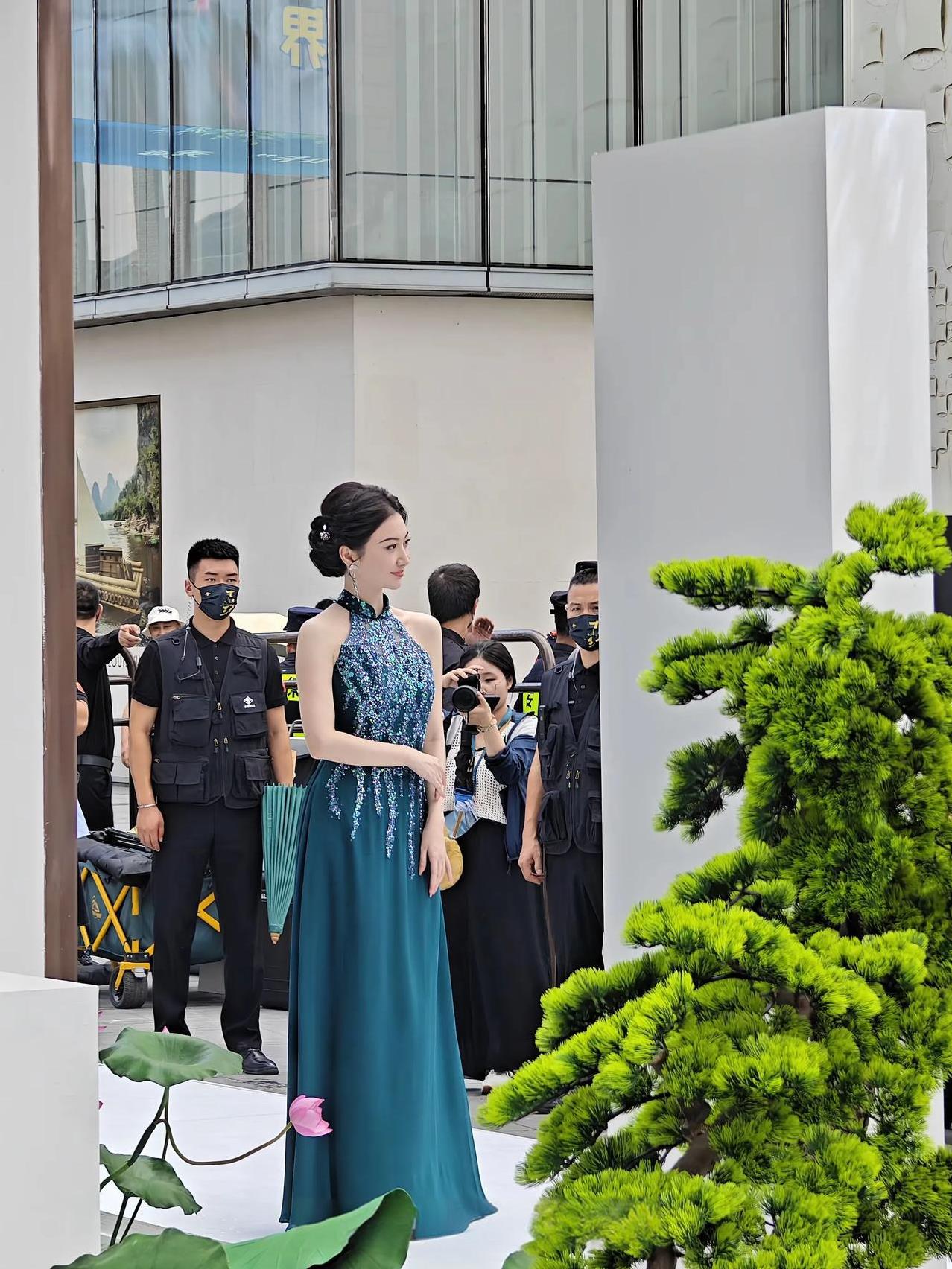 众所周知
人间富贵花是专门形容年轻时景甜
但是你们不知道的是，人间富贵花现在用来