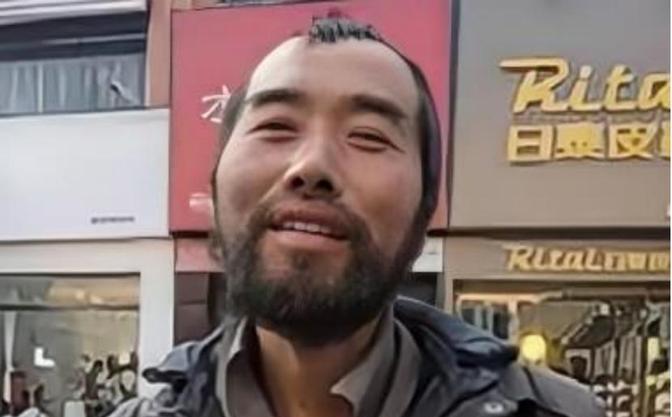 2021年底，山东滕州一位谈吐不凡的流浪汉，意外被人拍摄并发到网上，没想到，他的