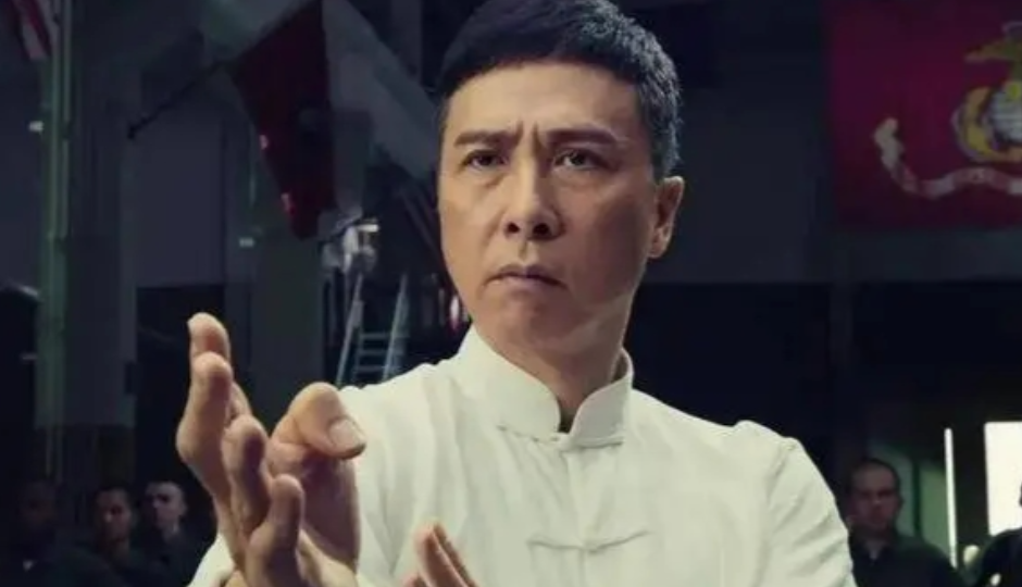 2008年，黄百鸣筹拍《叶问》时，他邀请李连杰出演叶问，可李连杰的片酬价格要1个