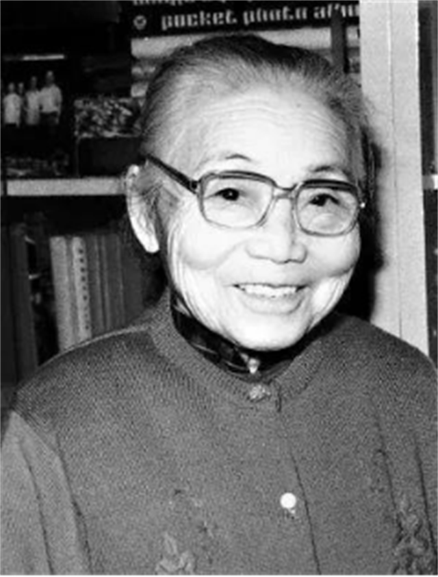 1925年，苏州豪门潘祖年病重。临终前，他支开旁人，只留下20岁的孙媳妇，厚着脸