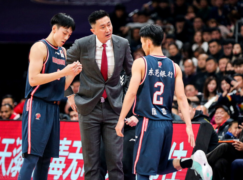 杜锋迎球权分配考验，广东外援能力增强，比赛时间缩短，杰胡兄弟球权必定受影响