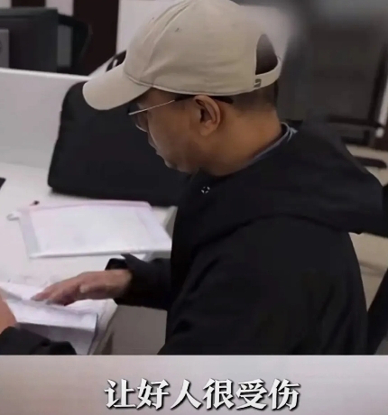 上海，一7旬老太乘坐扶梯时，突然重心不稳，向后倾倒。危急时刻，一旁男子伸出援手，