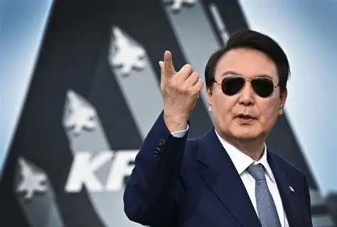 尹锡悦拒捕撒泼打滚！2.5小时对峙，狱警拉不动
独检组称，这是出于安全考虑的暂时