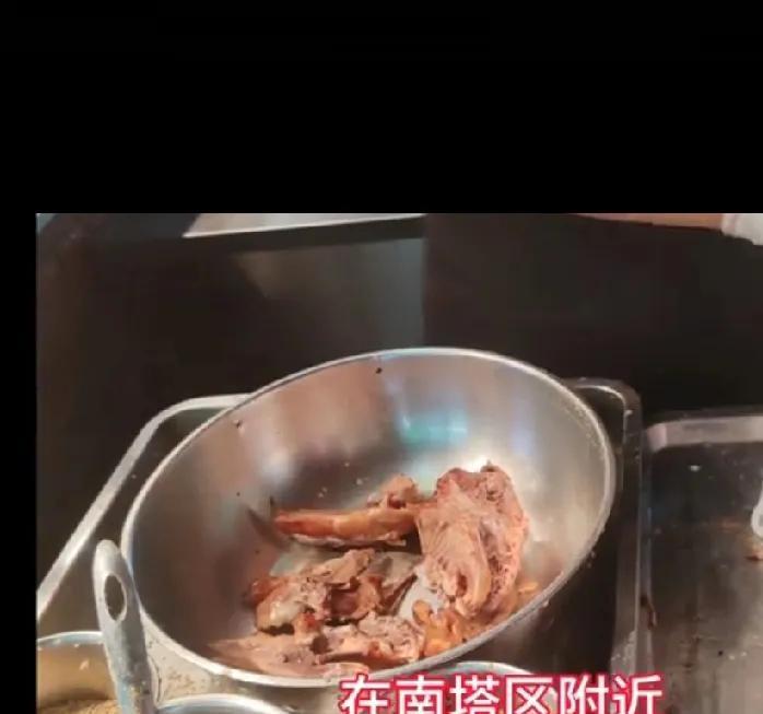 女子说和爸妈到大连必吃拌鸡架，这拌鸡架在大连美食里确实有一席之地。不过也有人吐槽