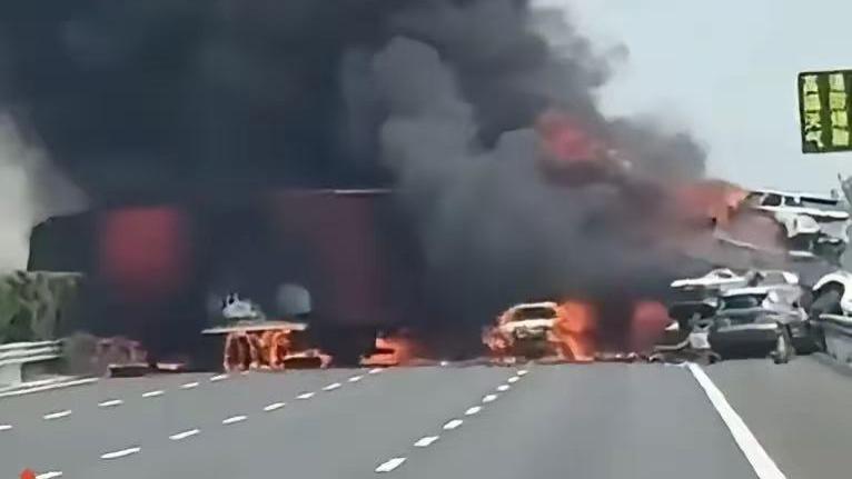京沪高速惨烈车祸：两车相撞起火，多车遭殃！