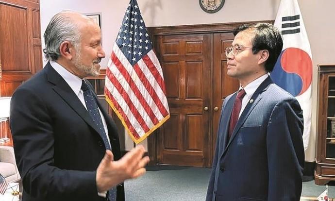 特朗普向韩国提过分要求：掏4000亿美元，支持美国重振制造业
所以说，做了“殖民