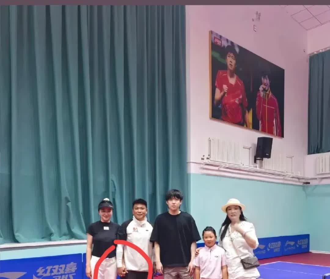 先农坛偶遇大头，
又高又帅又白！
白得像擦了素颜霜，
高得很突出，
帅气