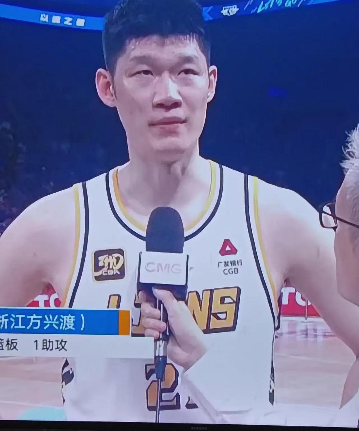 钢铁战士胡金秋，值得CBA所有球员学习。
G6第一节，胡金秋上来手感火热，打到中