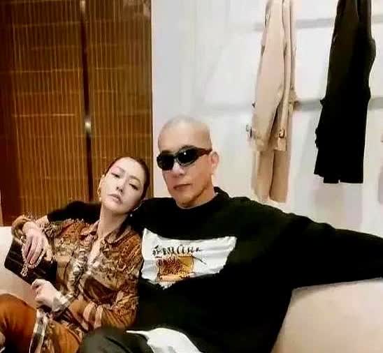 小S啊害人的鬼纪念

最近听到个劲爆八卦，说是有人亲眼看见夜半三更从豪宅区闪