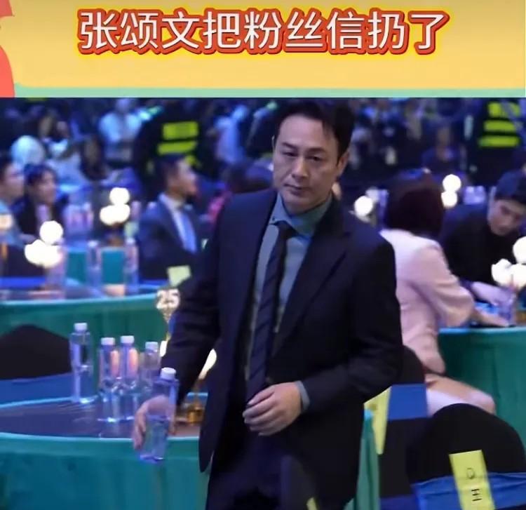 车窗内伸出一只手，白色信封划出抛物线重重落地。张颂文乘车离开的画面被镜头定格，全
