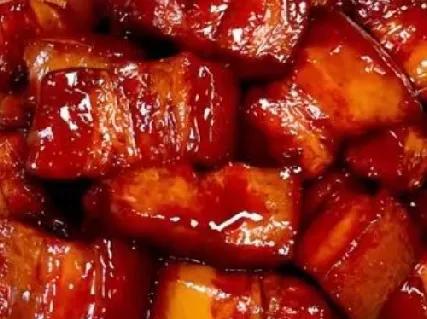 为了个红烧肉，挂彩了。
家里除了面食我做，其余都是大王做。今天心血来潮，回家时在