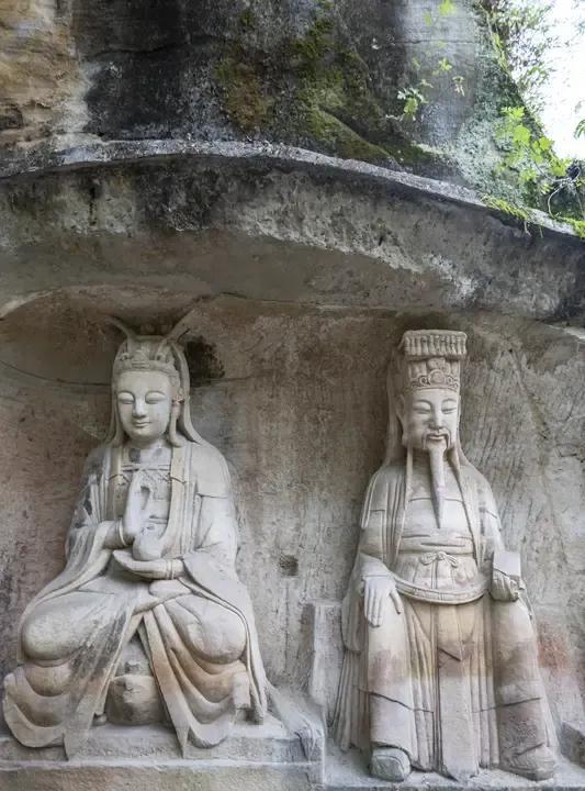 在神话里，王母娘娘似乎是永远不死的存在。她是女仙之首，握有不死药和蟠桃，蟠桃三千