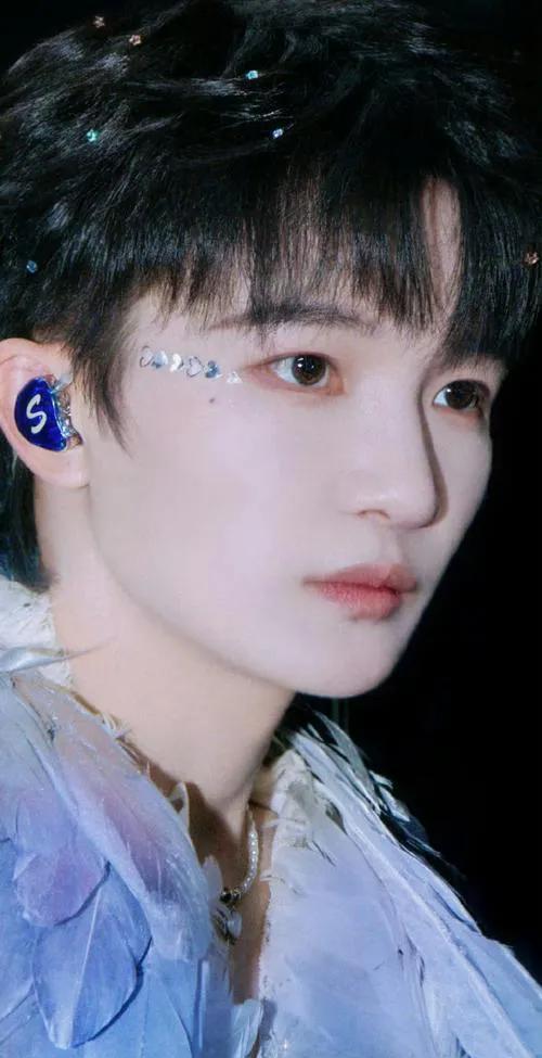 2025年7月11日《奔跑吧》澳门特辑中，周深在蒙眼撕名牌环节遭身高192cm的