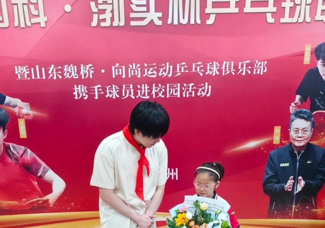 万万没想到大头会这么说！
小女孩一上来，
大头就摸了摸她的头，
可能过于紧张了，