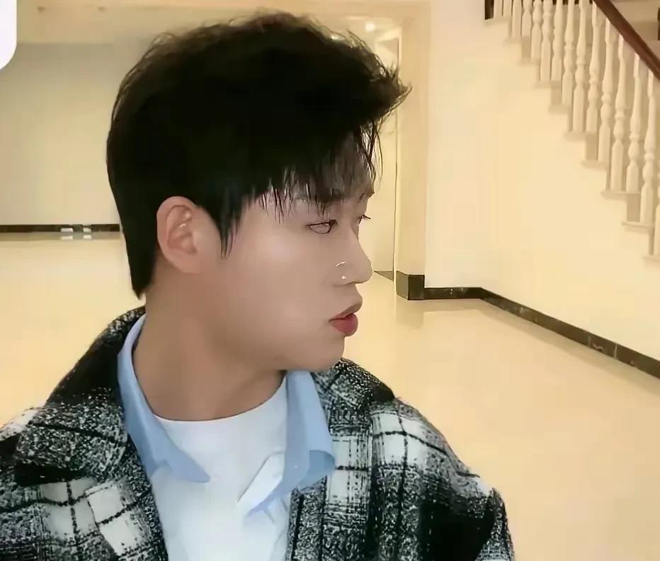 网传他的账号也被抬走了
就冲这一碗水端平的态度
也该给抖抖爸点个赞
前东家和前员
