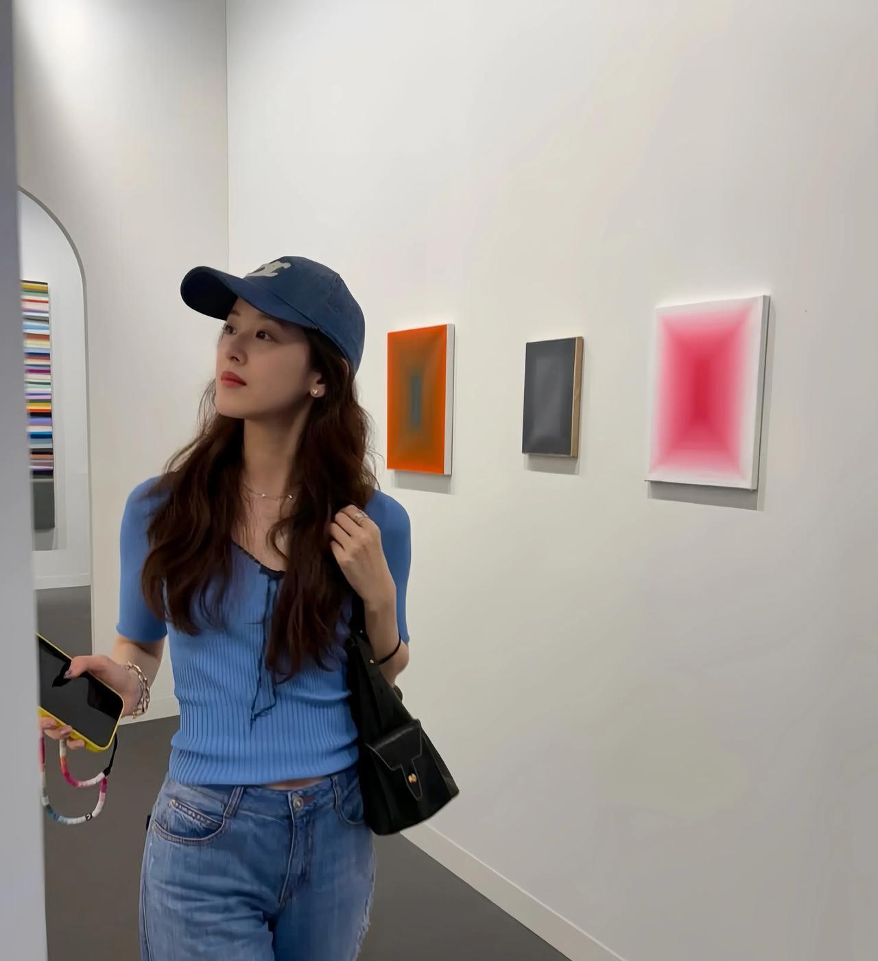 3月29日，章泽天现身香港巴塞尔艺术展，一身蓝色系休闲Look，身材还是如少女般