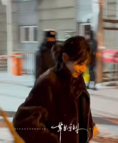 田曦薇春晚彩排下班雪中路透，甜美灵动的雪中精灵！