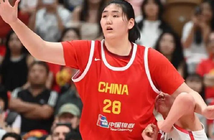 中国女篮最近这打法，真有点意思。直接上了韩旭和张子宇这对“双塔”，平均身高碾压对