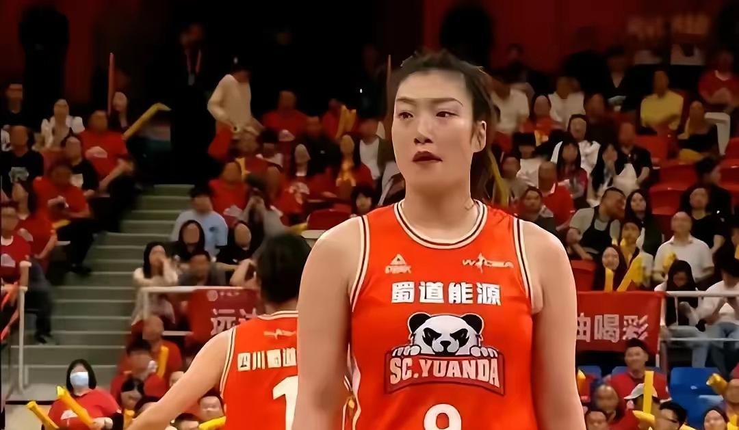 1，李月汝，众所周知她已经在WNBA训练营和队友集训，所以中国女篮集训队她不会参