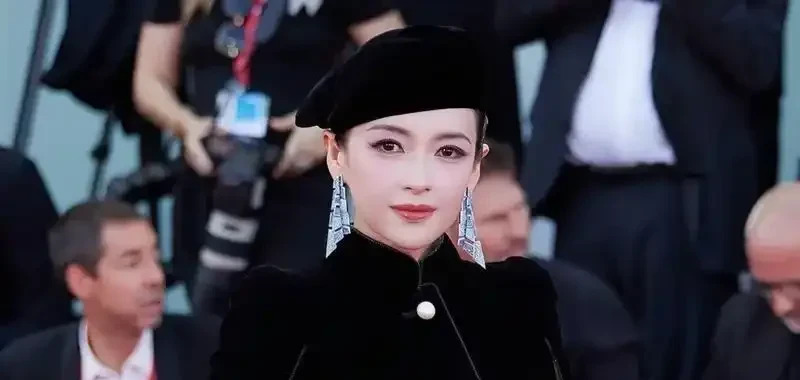 章子怡威尼斯电影节惊艳亮相











我的天哪！章子怡这是吃了什么防
