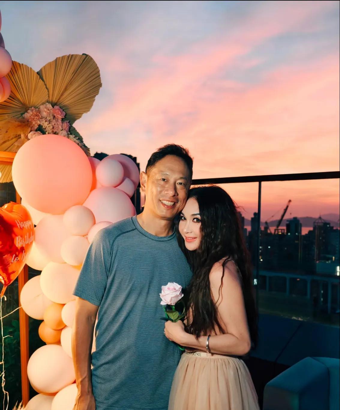 温碧霞真的是妥妥的人生赢家啊！
59岁了，依然保持得如此美丽！新换的发型，令她看