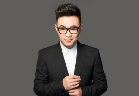 在2014年的时候，在准备拍摄《煎饼侠》时，导演大鹏给郑伊健打电话，请人来拍摄，