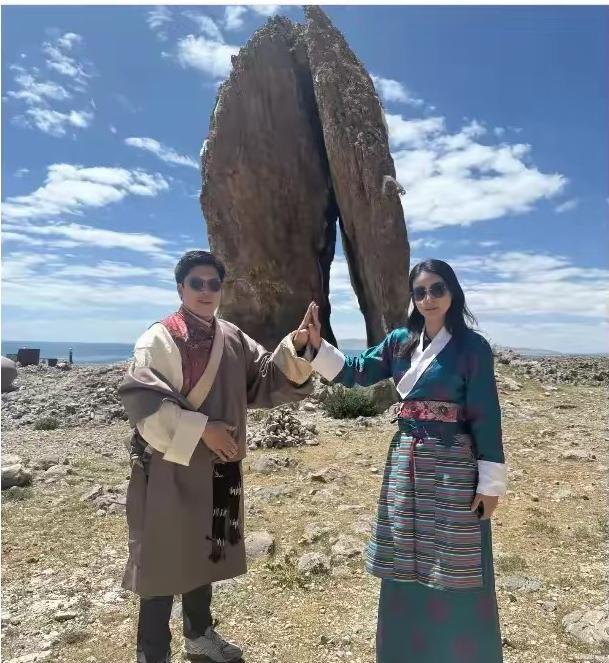 2025年8月14日，郭晶晶晒出与霍启刚的西藏旅行大片。夫妻俩身着蓝紫与灰色藏服