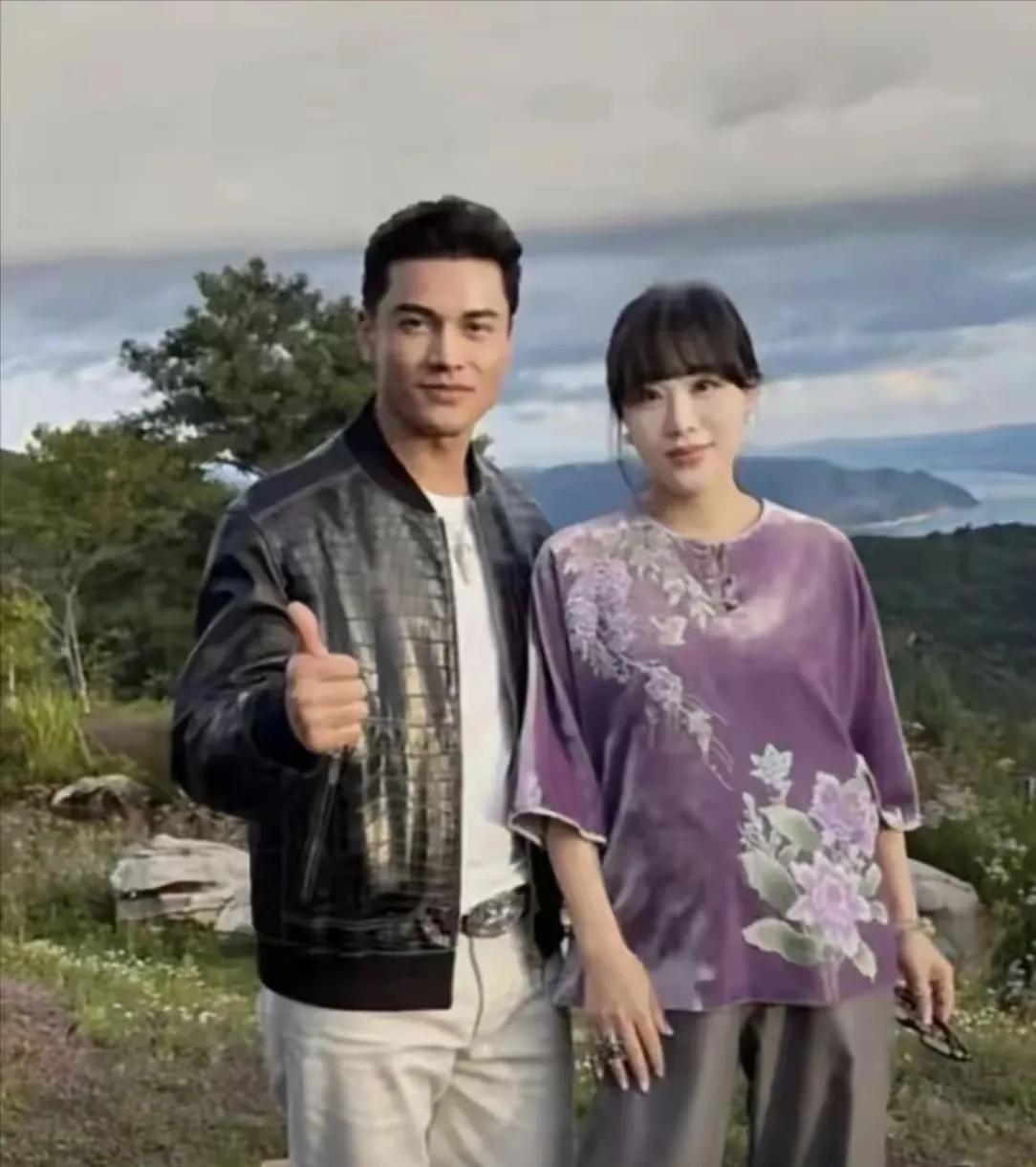 吕良伟和老婆大秀恩爱，羡慕死人啦！
没想到吕良伟老婆如此年轻漂亮，皮肤白嫩白嫩的