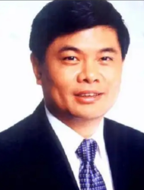 2004年，亿万富翁丁健对妻子说：“给你一个亿，离婚吧，我爱上别人了”，可妻子抱