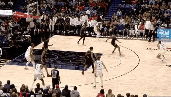 库里是来搞笑的吧！
在今日勇士对阵鹈鹕的比赛中，半场结束，库里投篮6中0，颗粒无