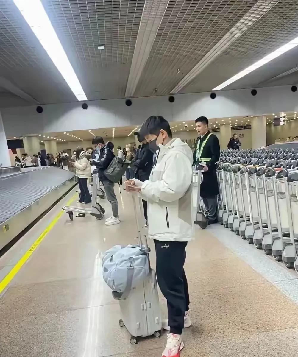 我不怕莎莎输球，
我怕她眼里没光！
突然发现，
从深圳回北京的莎莎，
包上的马里