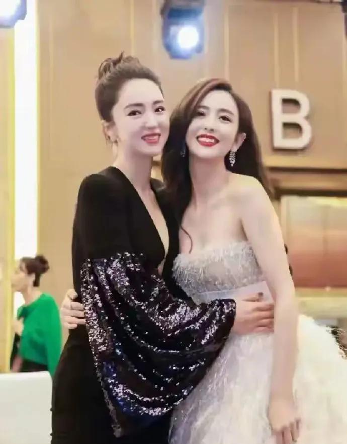 董璇毫无预兆地官宣结婚，原来背后是高云翔早已再婚生女的消息。
不得不说，高云翔这