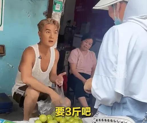 吴克群街头卖水果惊现广西！拖鞋背心称重写诗，网友：这波“跨界”我买单！
画面也太