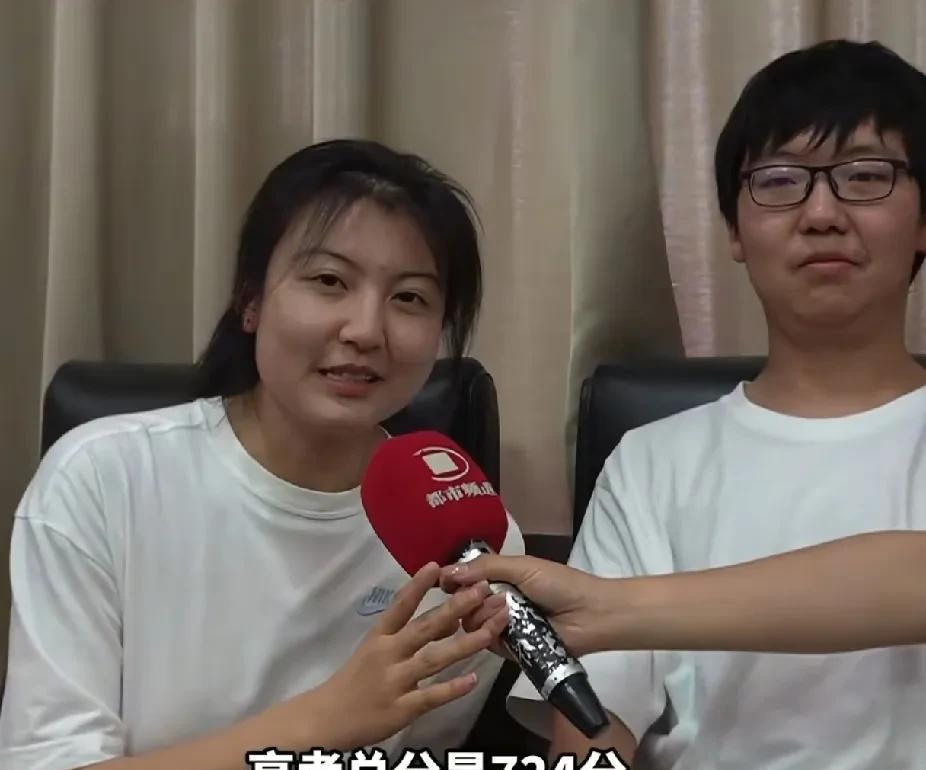 河南开封女孩总分考了724，
其中化学99，物理98，
这都不是最厉害的，最厉害