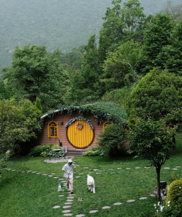 这座霍比特小屋藏在青城山脚下
被郁郁葱葱的青城山 森林所环绕🌳🌳
像是从《指