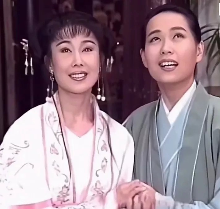 《新白娘子传奇》里许仕林这段感情线真是让人想不通！  
胡媚娘为他死而复生，爱到