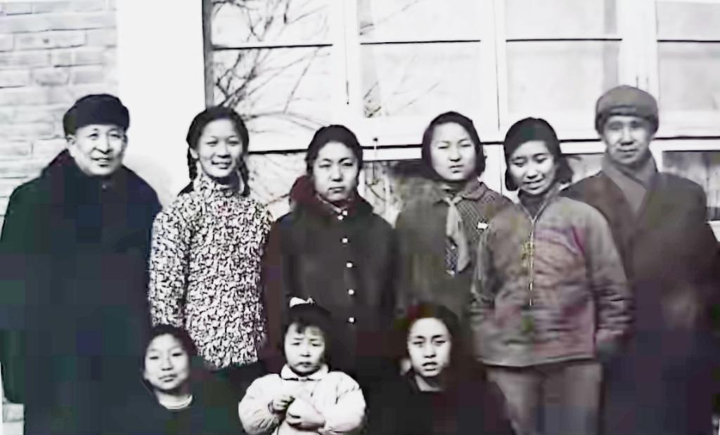 六十年代初，粟裕将军看望老战友钟期光时与钟期光将军及他的子女们在一起的合影。